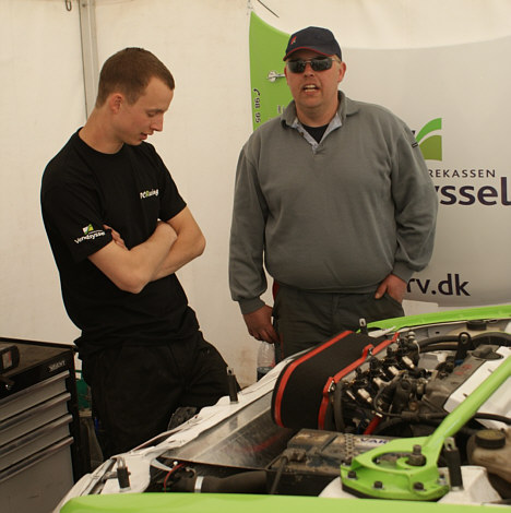 Dennis Christensen (tv) fortæller om opbygningen af den nye racer.